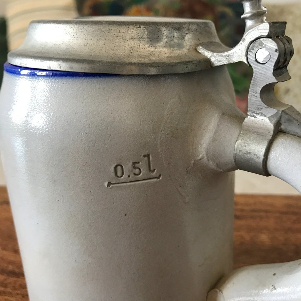 Chope pichet à bière en grès gris, décor bleu cobalt et marron et couvercle en étain contenance de 500 ml par Hello Broc brocante en ligne