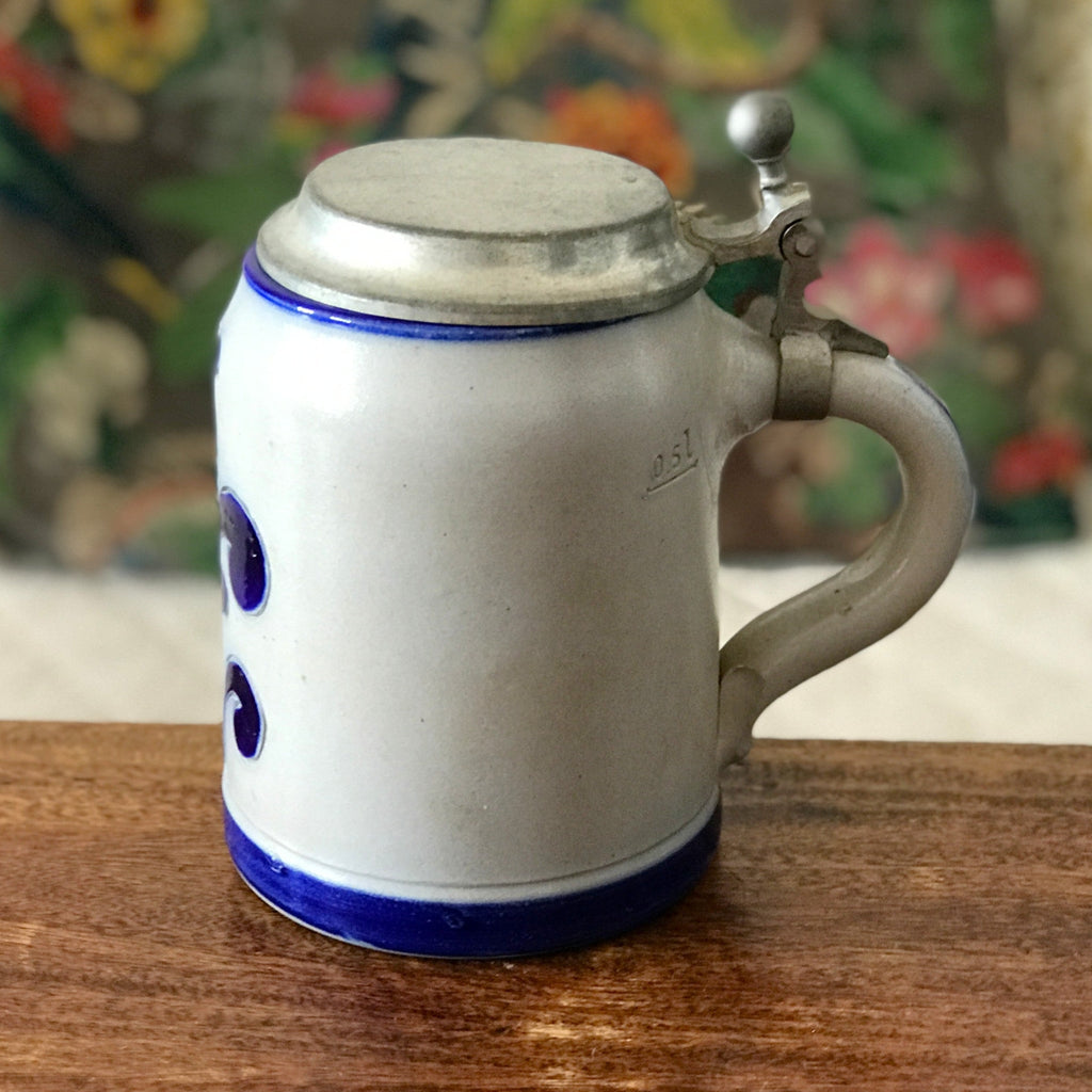 Chope pichet à bière en grès gris, décor bleu cobalt et marron et couvercle en étain contenance de 500 ml par Hello Broc brocante en ligne