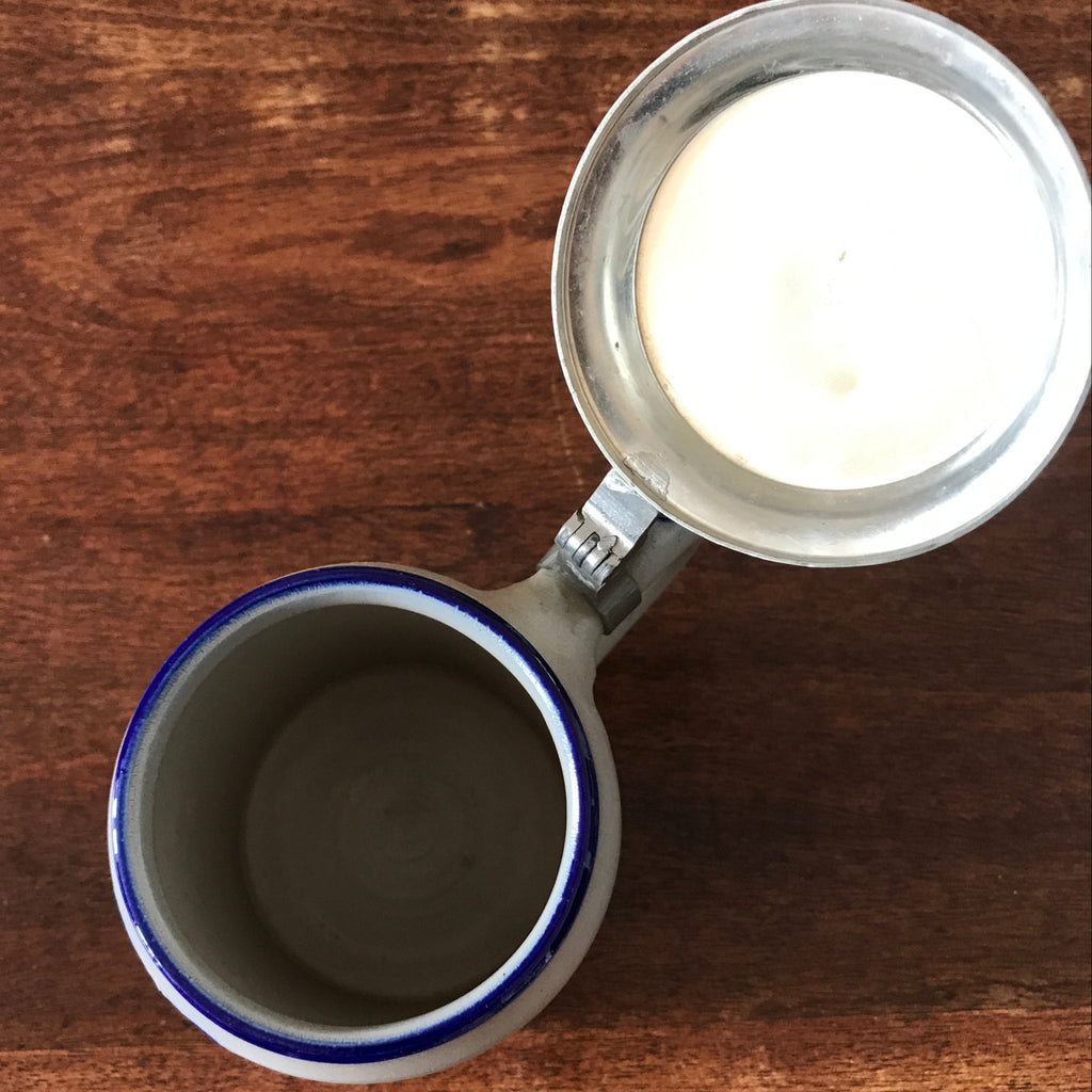 Chope pichet à bière en grès gris, décor bleu cobalt et marron et couvercle en étain contenance de 500 ml par Hello Broc brocante en ligne