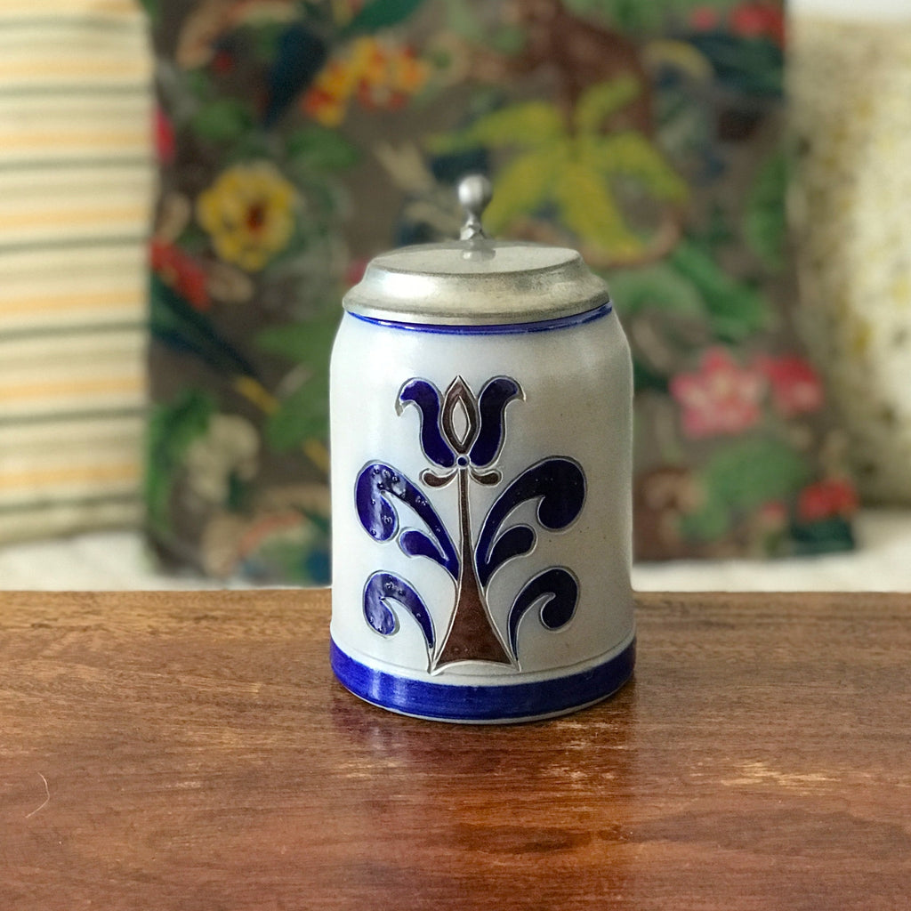 Chope pichet à bière en grès gris, décor bleu cobalt et marron et couvercle en étain contenance de 500 ml par Hello Broc brocante en ligne