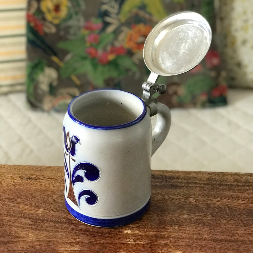Chope pichet à bière en grès gris, décor bleu cobalt et marron et couvercle en étain contenance de 500 ml par Hello Broc brocante en ligne