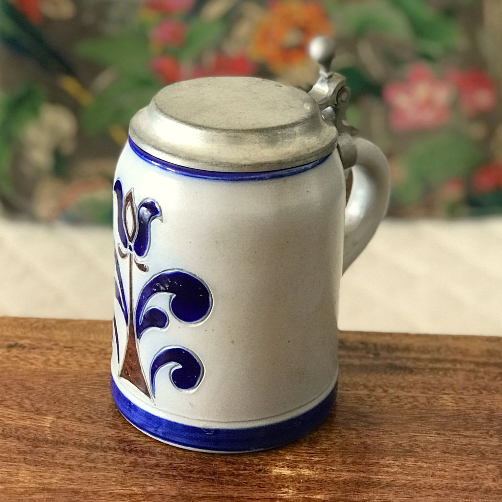 Chope pichet à bière en grès gris, décor bleu cobalt et marron et couvercle en étain contenance de 500 ml par Hello Broc brocante en ligne