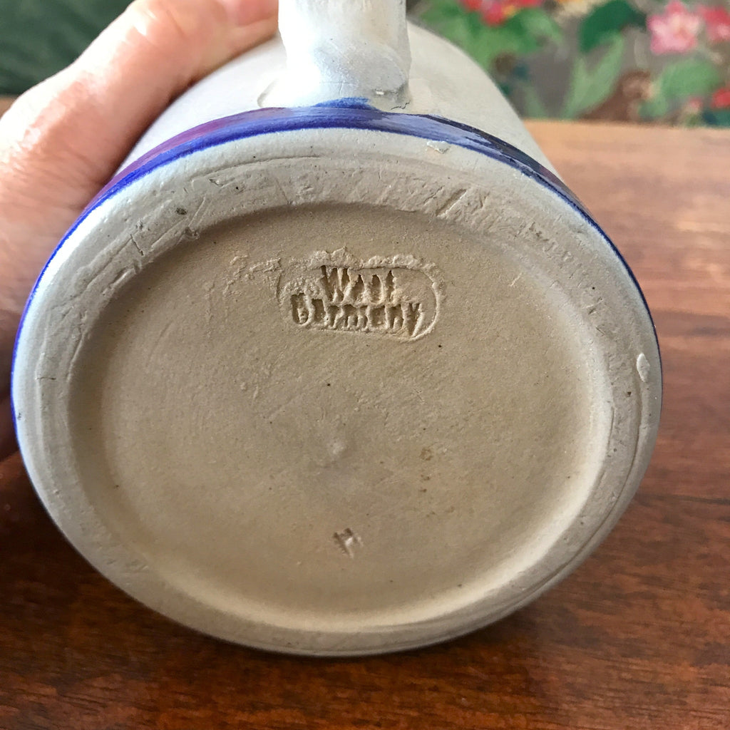 Chope pichet à bière en grès gris, décor bleu cobalt et marron et couvercle en étain contenance de 500 ml par Hello Broc brocante en ligne