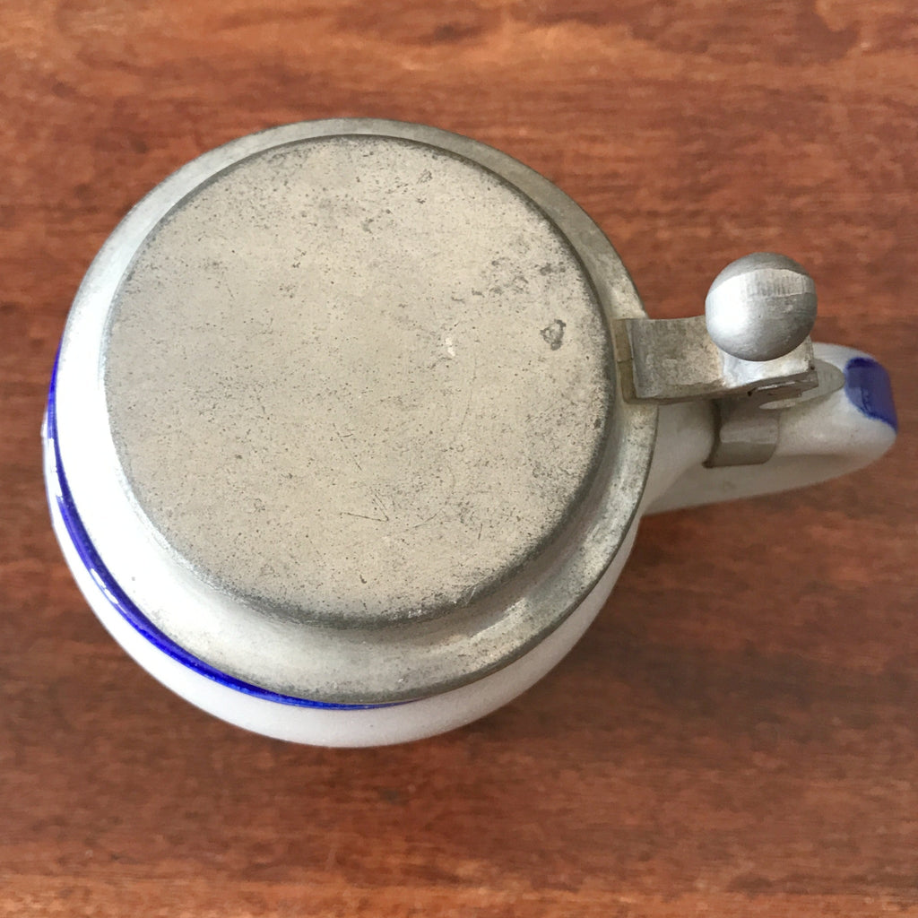 Chope pichet à bière en grès gris, décor bleu cobalt et marron et couvercle en étain contenance de 500 ml par Hello Broc brocante en ligne