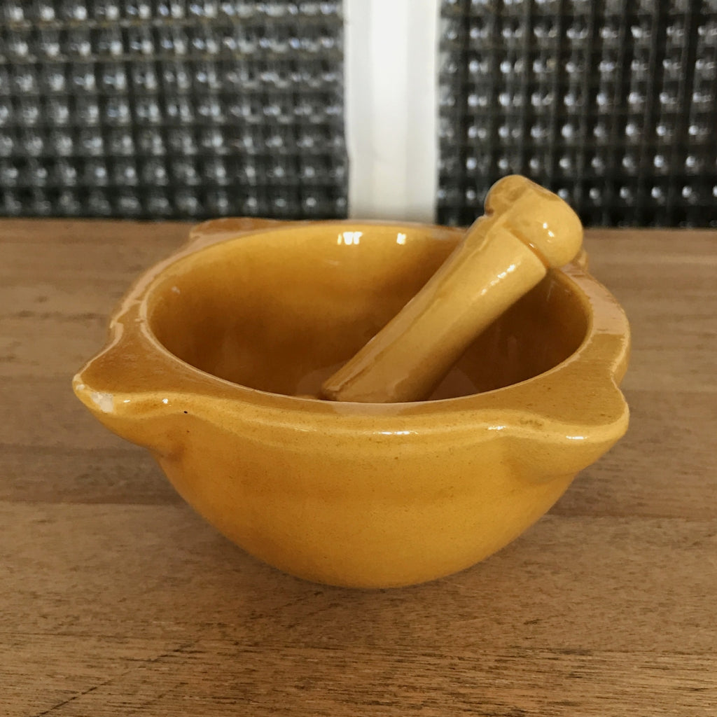 Petit mortier en céramique de Vallauris France avec son pilon signé Aegitna par Hello Broc brocante en ligne