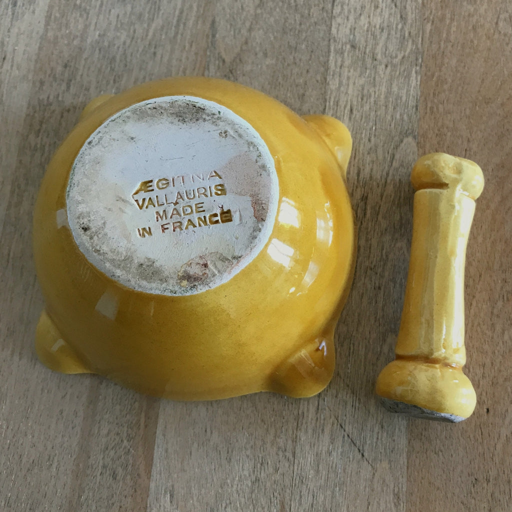 Petit mortier en céramique de Vallauris France avec son pilon signé Aegitna par Hello Broc brocante en ligne
