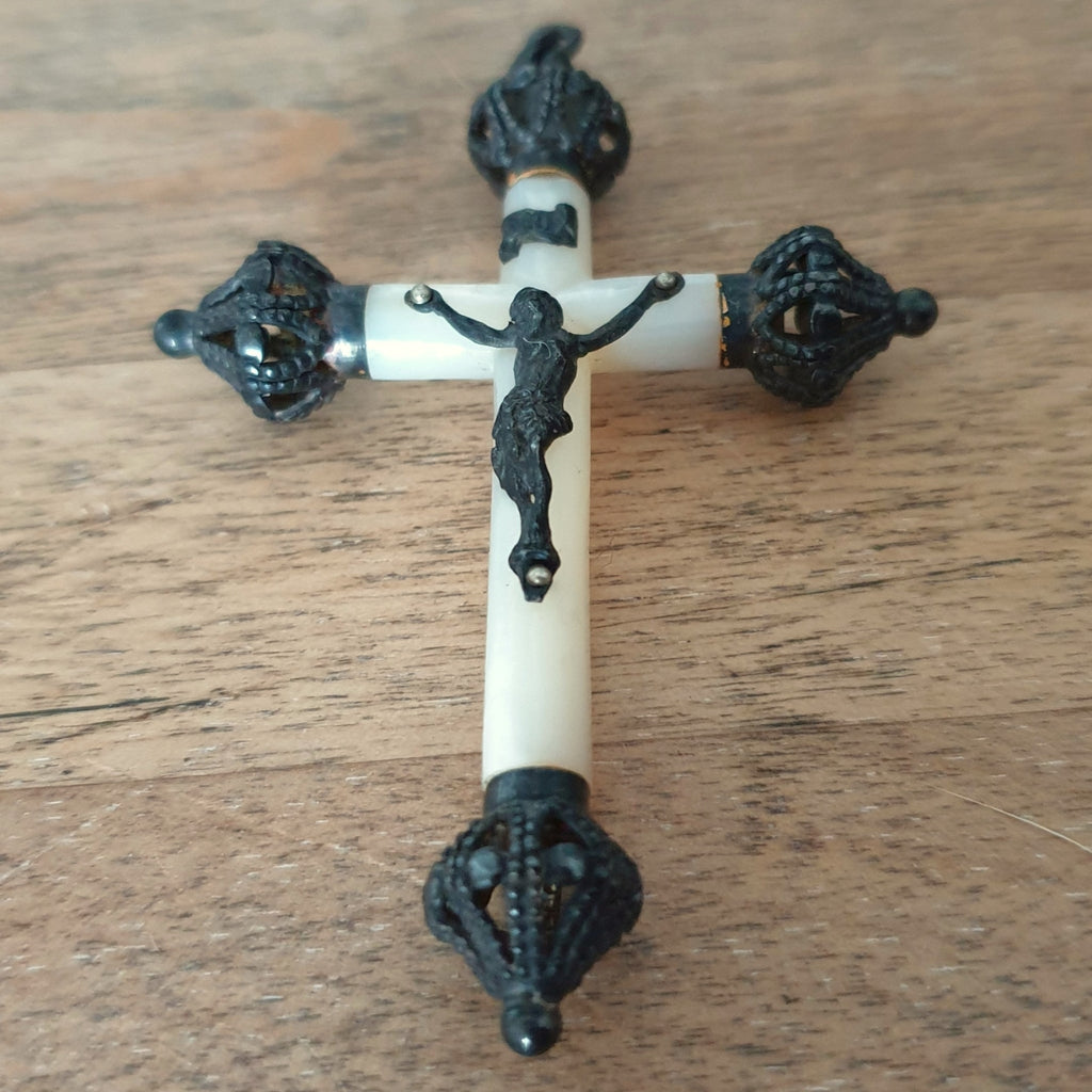 Pendentif croix pectorale en nacre et métal noirci Napoléon III - Hello Broc brocante en ligne