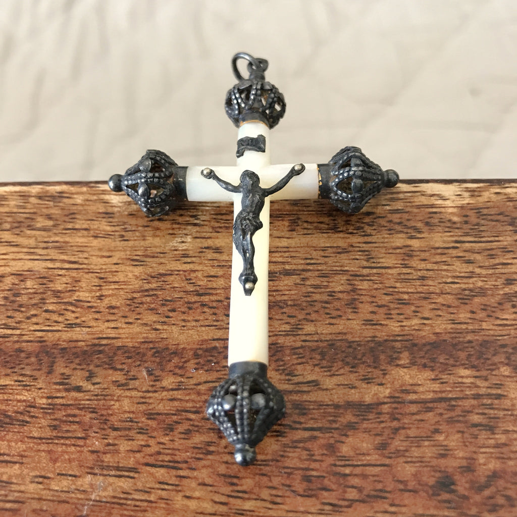 Pendentif croix pectorale en nacre et métal noirci Napoléon III - Hello Broc brocante en ligne