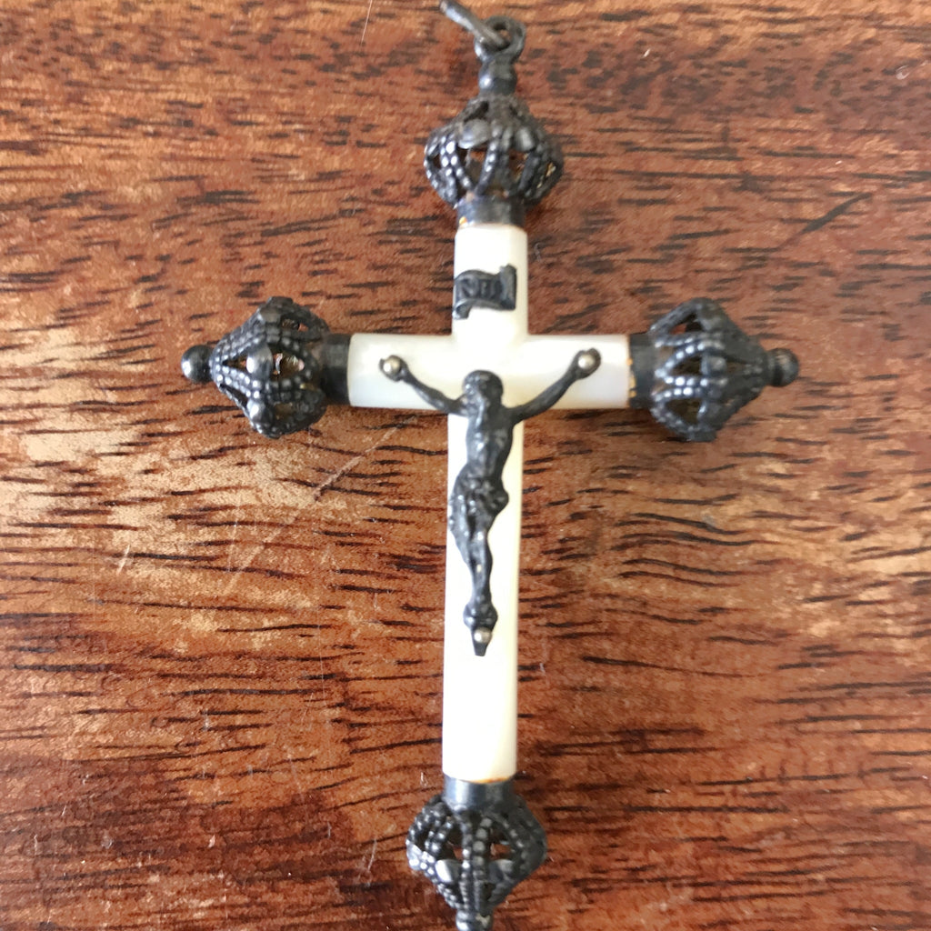 Pendentif croix pectorale en nacre et métal noirci Napoléon III - Hello Broc brocante en ligne