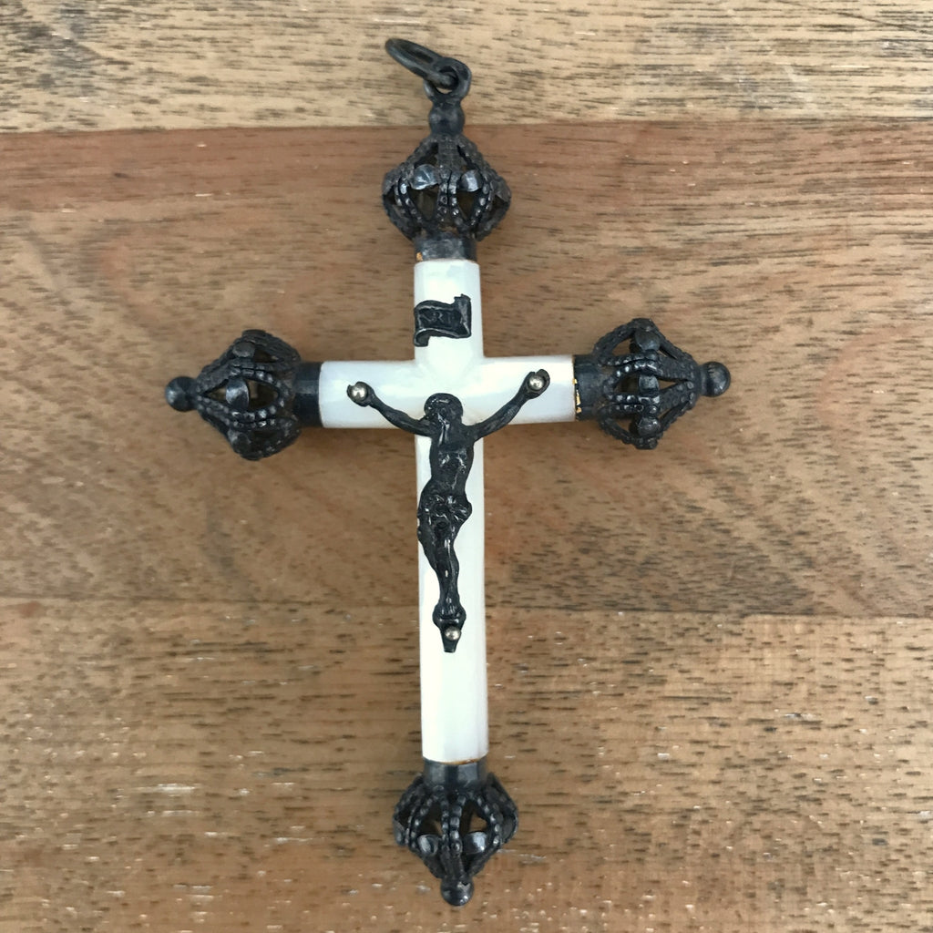Pendentif croix pectorale en nacre et métal noirci Napoléon III - Hello Broc brocante en ligne