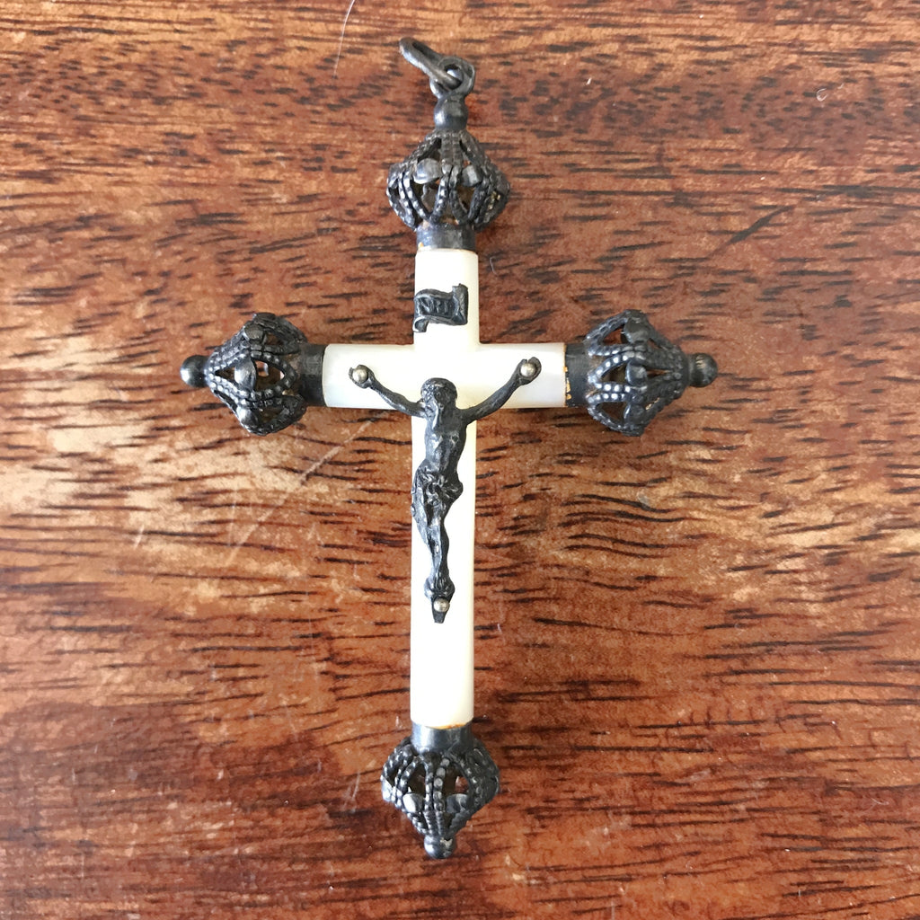 Pendentif croix pectorale en nacre et métal noirci Napoléon III - Hello Broc brocante en ligne
