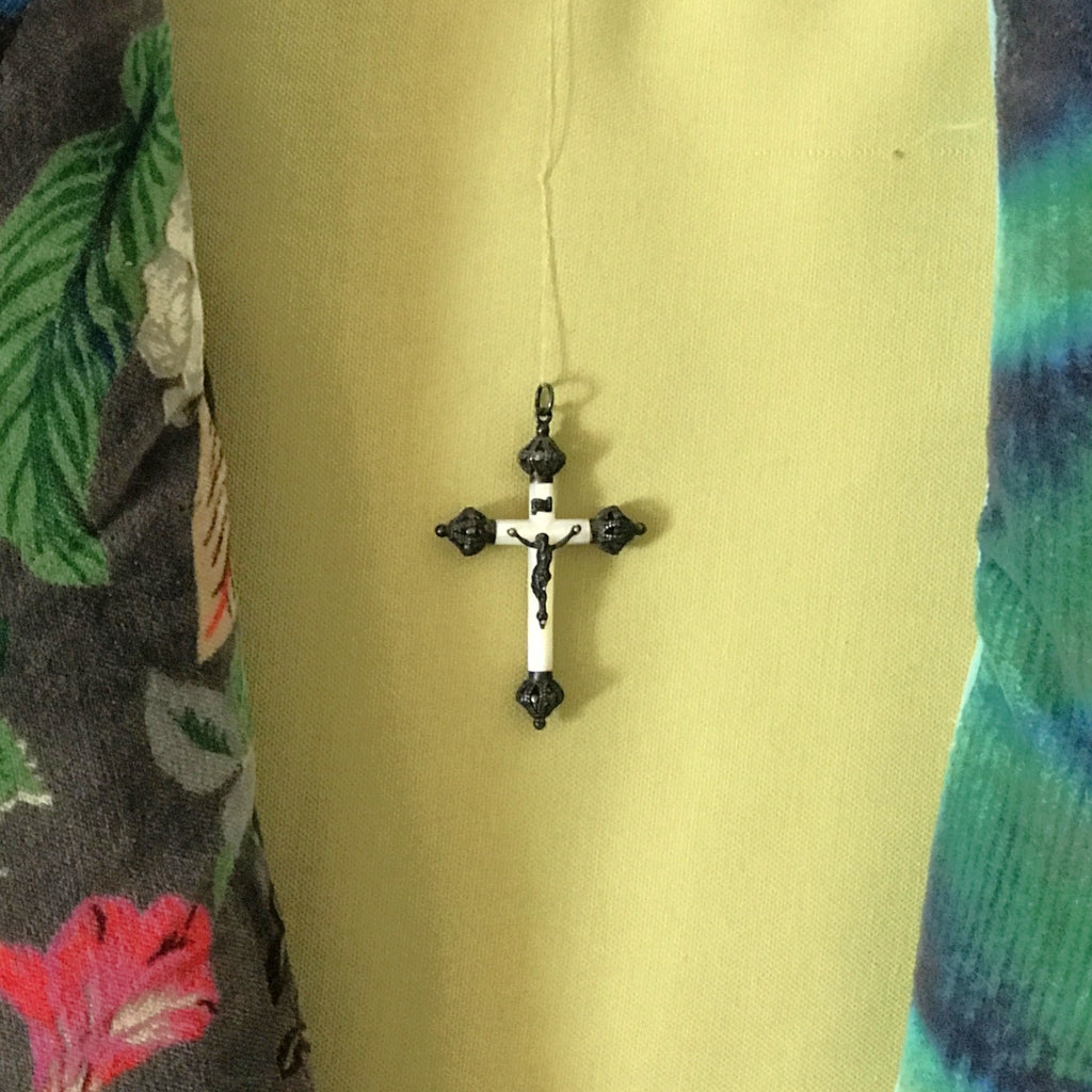 Pendentif croix pectorale en nacre et métal noirci Napoléon III - Hello Broc brocante en ligne