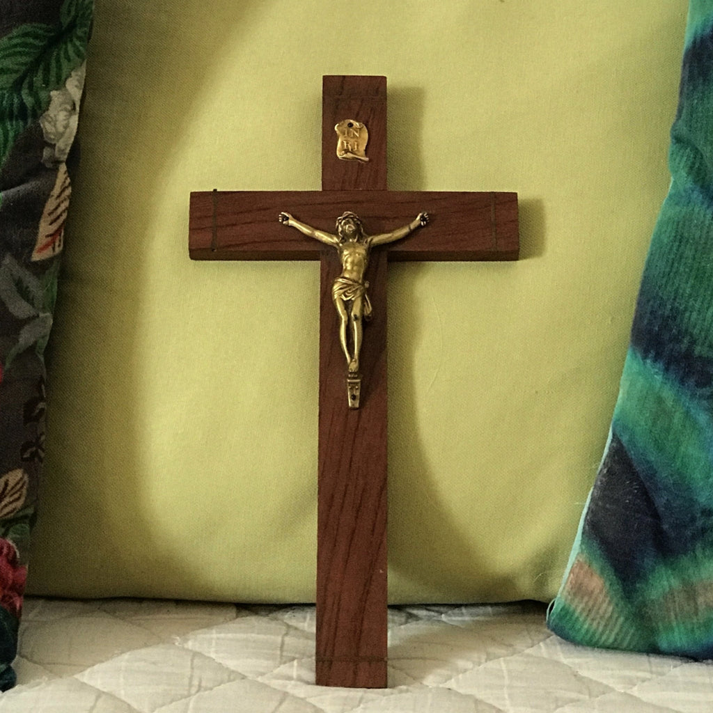 Crucifix vintage années 50 bronze, chêne et laiton par Hello Broc brocante en ligne