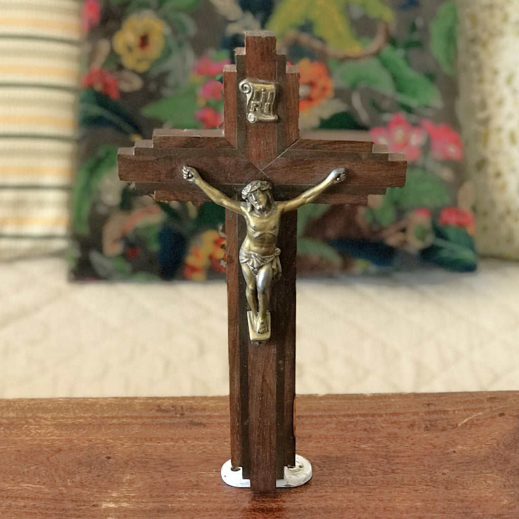 Crucifix années 40 en chêne, bronze doré et inserts en laiton par Hello Broc brocante en ligne