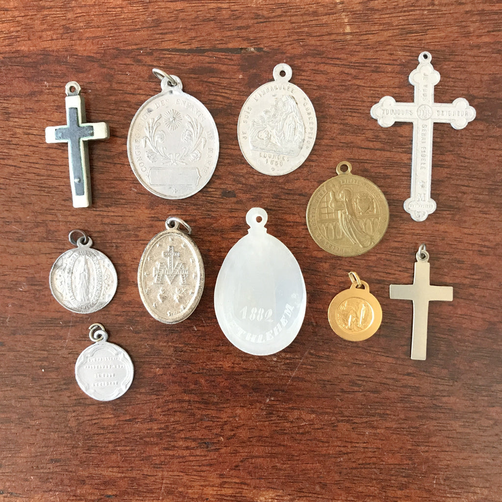 Lot de 8 médailles religieuses dont des miraculeuses et 3 croix anciennes par Hello Broc brocante en ligne