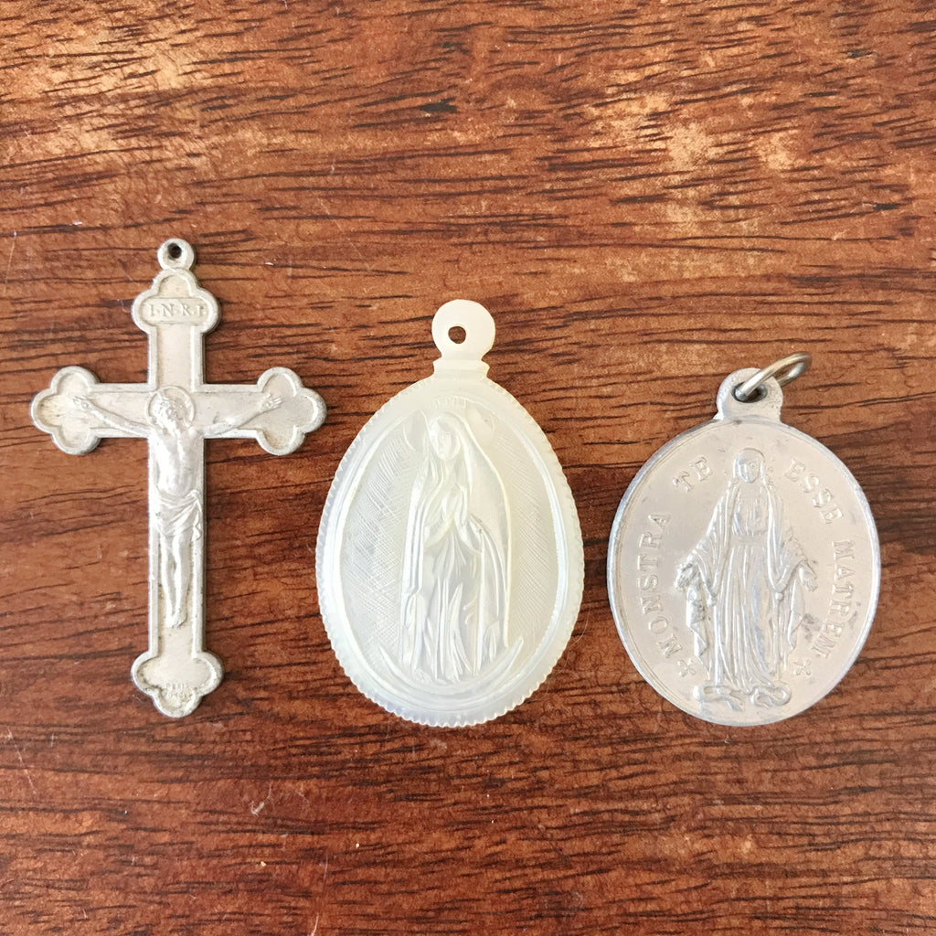 Lot de 8 médailles religieuses dont des miraculeuses et 3 croix anciennes par Hello Broc brocante en ligne