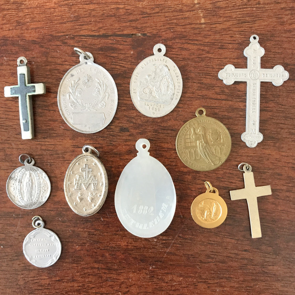 Lot de 8 médailles religieuses dont des miraculeuses et 3 croix anciennes par Hello Broc brocante en ligne