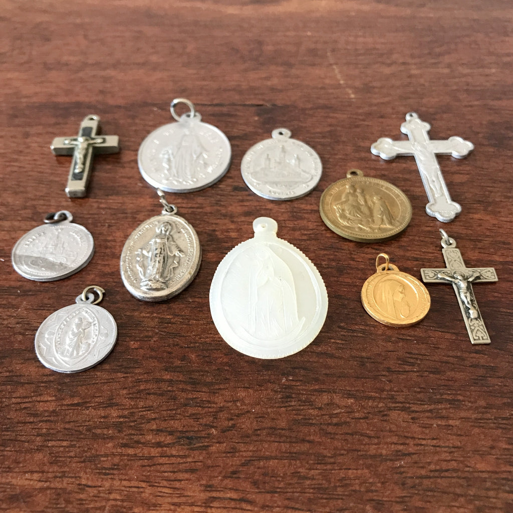 Lot de 8 médailles religieuses dont des miraculeuses et 3 croix anciennes par Hello Broc brocante en ligne