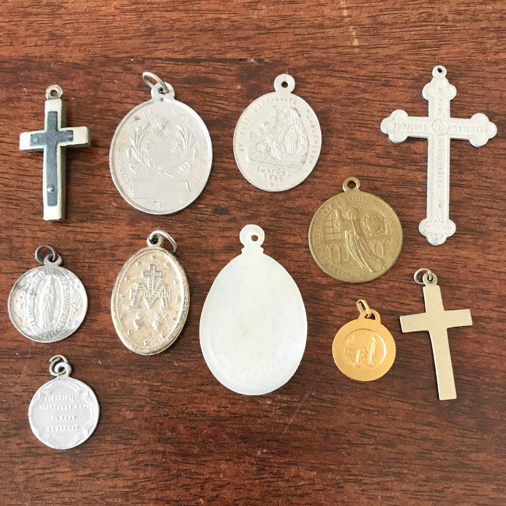 Lot de 8 médailles religieuses dont des miraculeuses et 3 croix anciennes par Hello Broc brocante en ligne