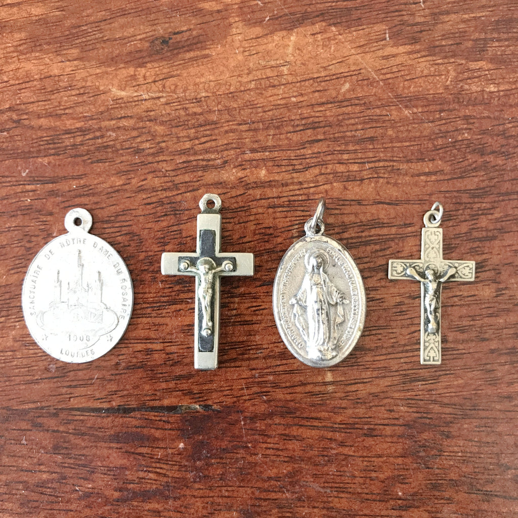 Lot de 8 médailles religieuses dont des miraculeuses et 3 croix anciennes par Hello Broc brocante en ligne