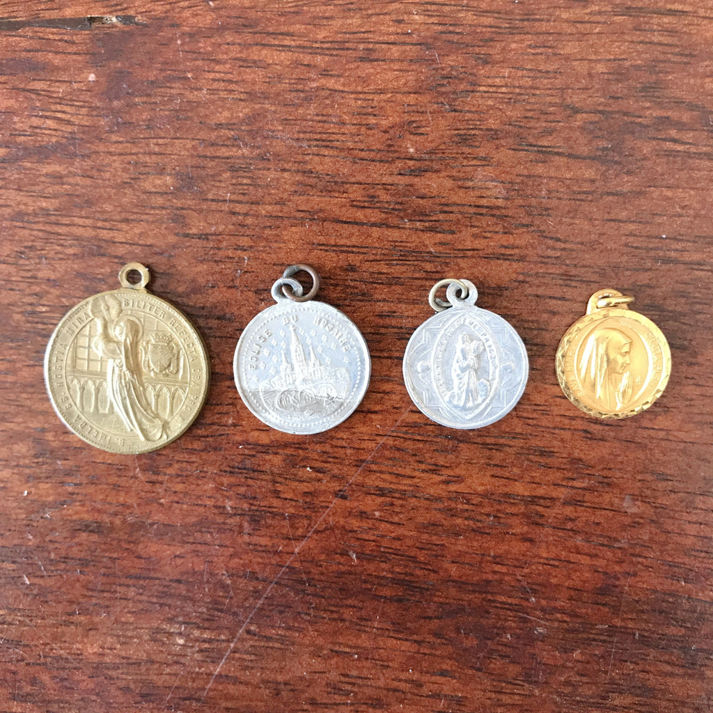 Lot de 8 médailles religieuses dont des miraculeuses et 3 croix anciennes par Hello Broc brocante en ligne