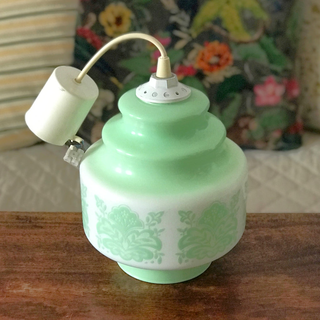 Suspension vintage années 80 verre opalin blanc impressions vert céladon par Hello Broc brocante en ligne