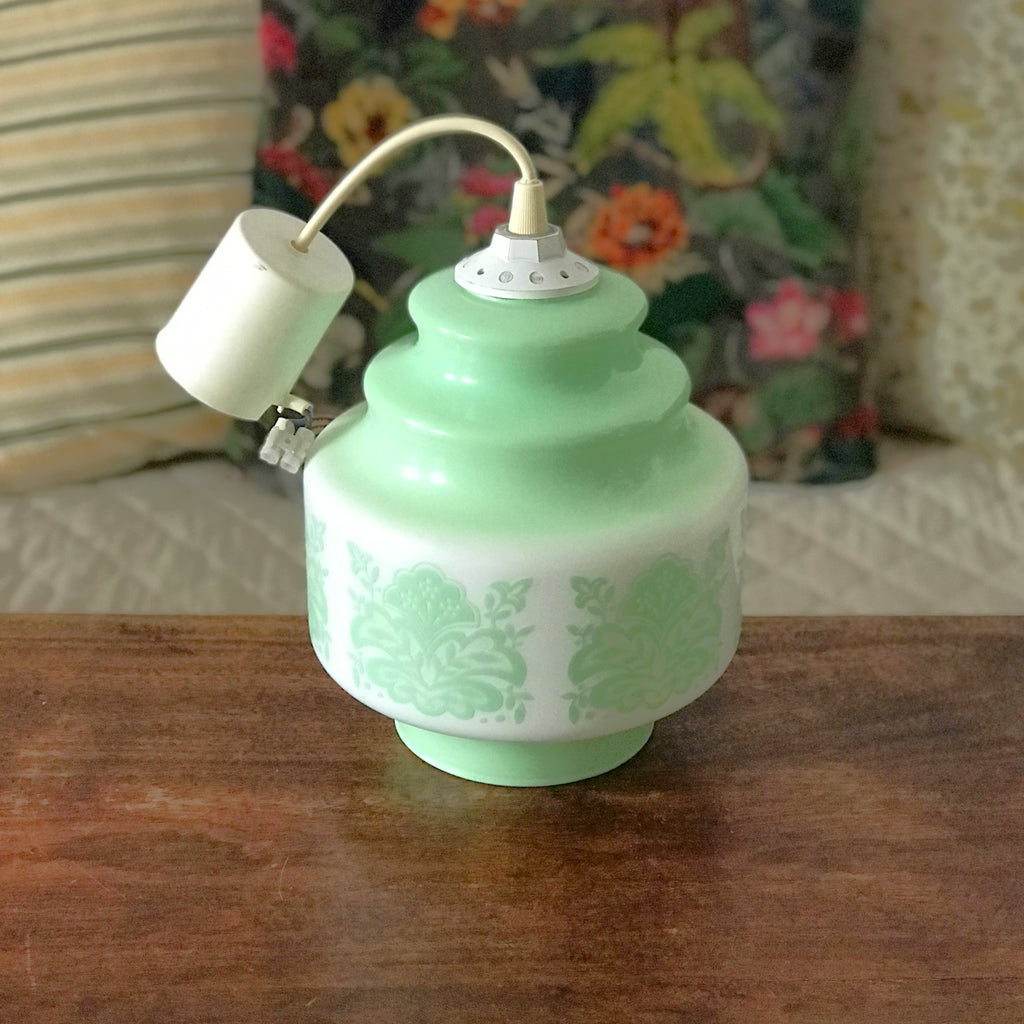 Suspension vintage années 80 verre opalin blanc impressions vert céladon par Hello Broc brocante en ligne