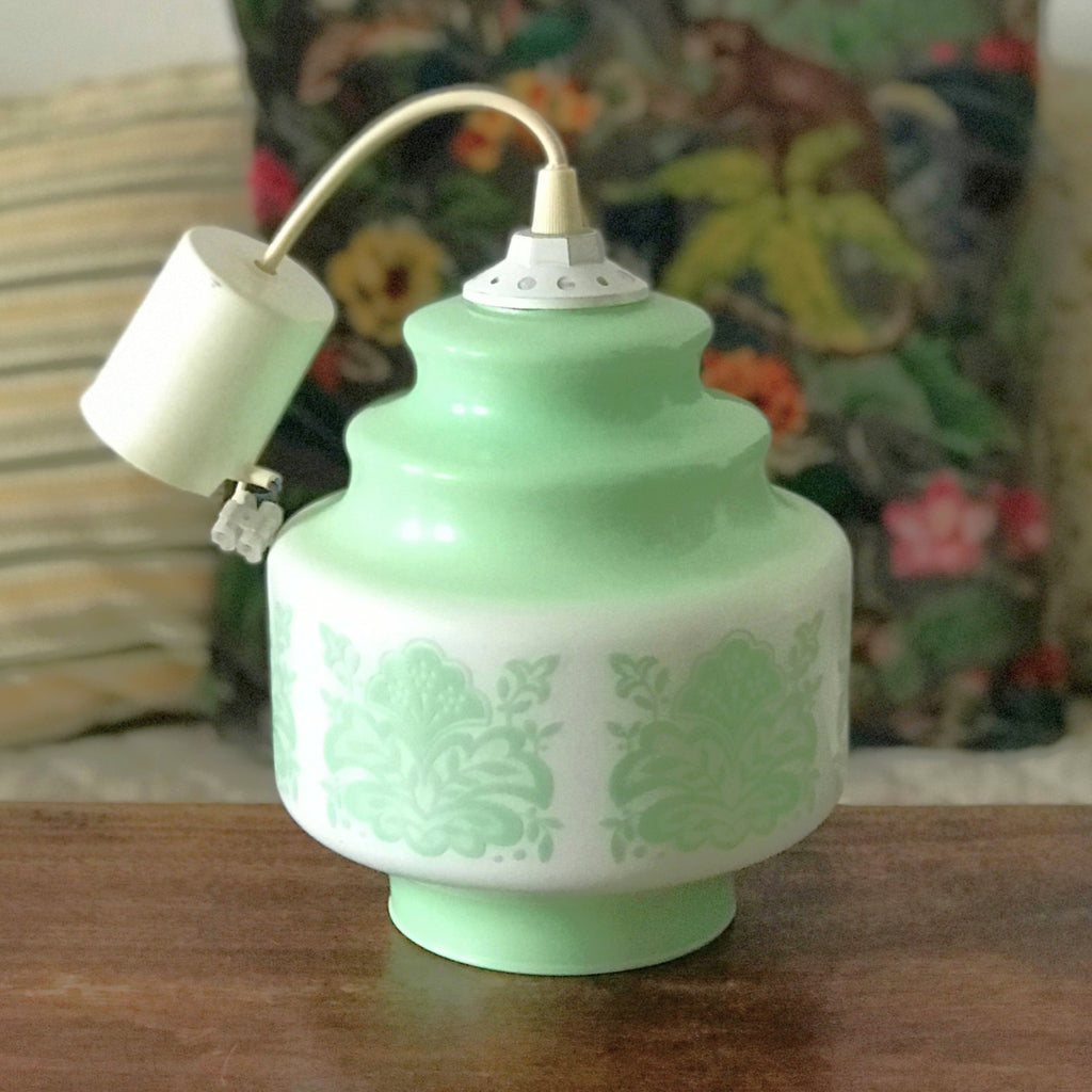 Suspension vintage années 80 verre opalin blanc impressions vert céladon par Hello Broc brocante en ligne