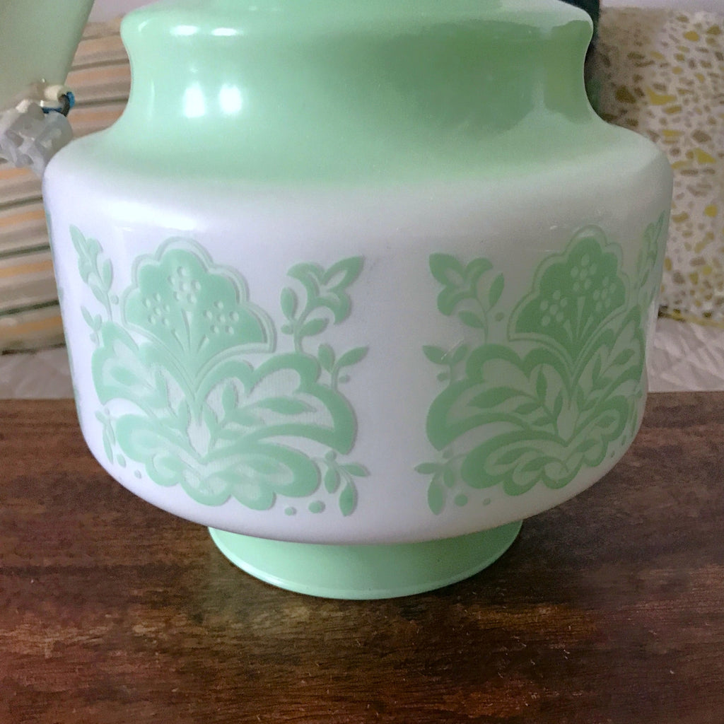 Suspension vintage années 80 verre opalin blanc impressions vert céladon par Hello Broc brocante en ligne