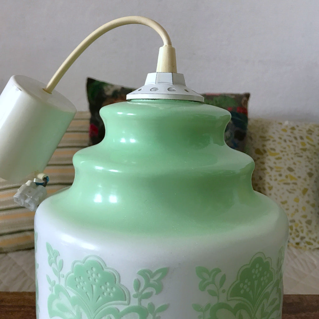 Suspension vintage années 80 verre opalin blanc impressions vert céladon par Hello Broc brocante en ligne