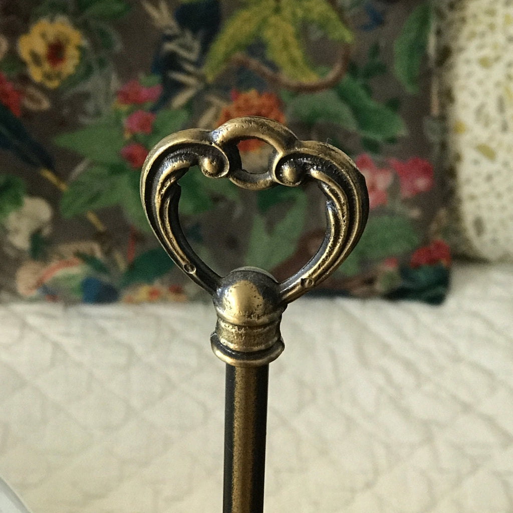 Lampe de bureau dans le style quinquet en laiton et bois abat-jour opaline blanche années 80 par Hello Broc brocante en ligne