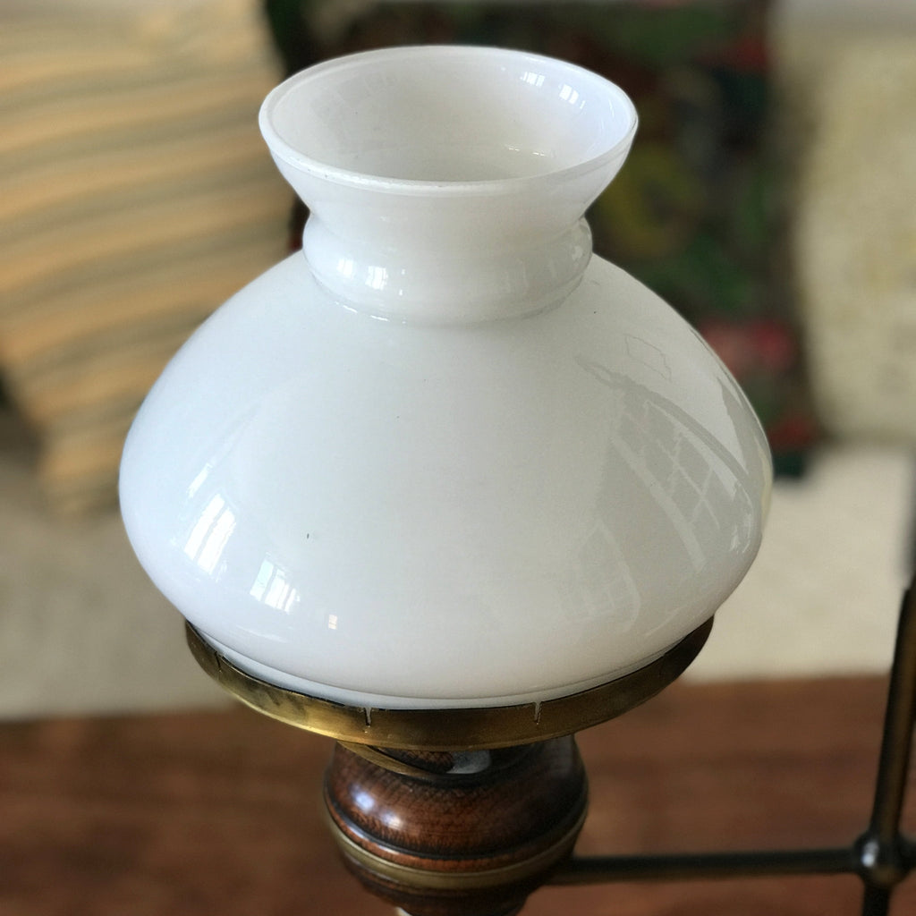 Lampe de bureau dans le style quinquet en laiton et bois abat-jour opaline blanche années 80 par Hello Broc brocante en ligne