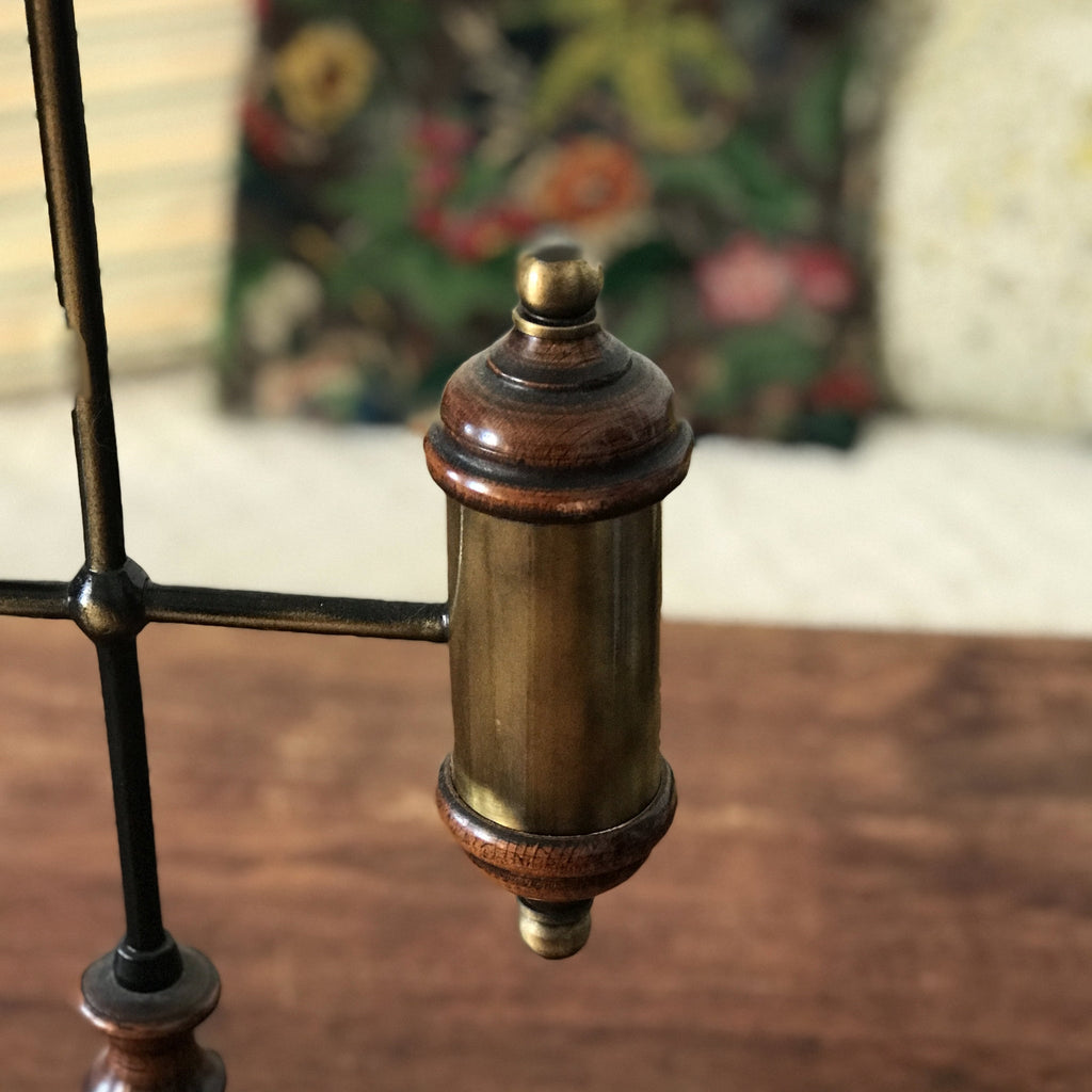 Lampe de bureau dans le style quinquet en laiton et bois abat-jour opaline blanche années 80 par Hello Broc brocante en ligne