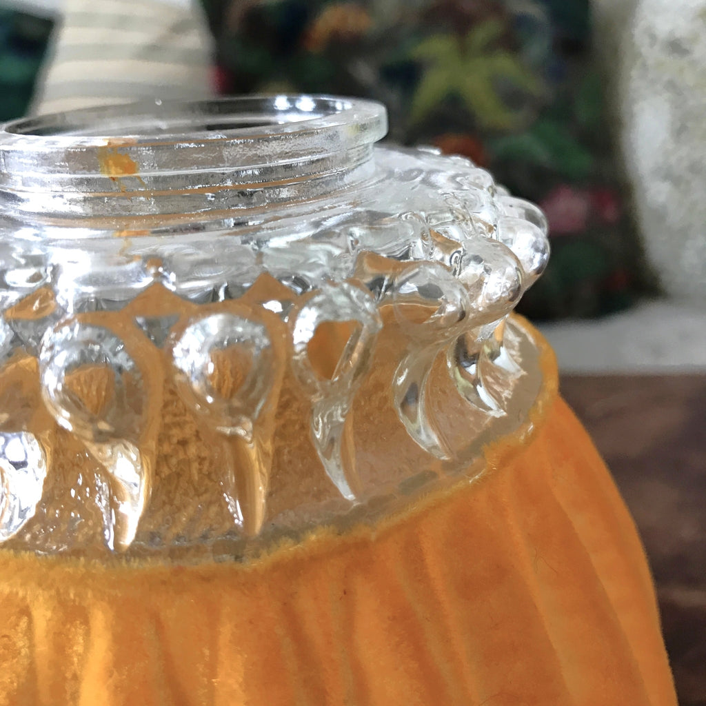 Abat jour en verre moulé entouré d'un velours plastifié jaune orange par Hello Broc brocante en ligne