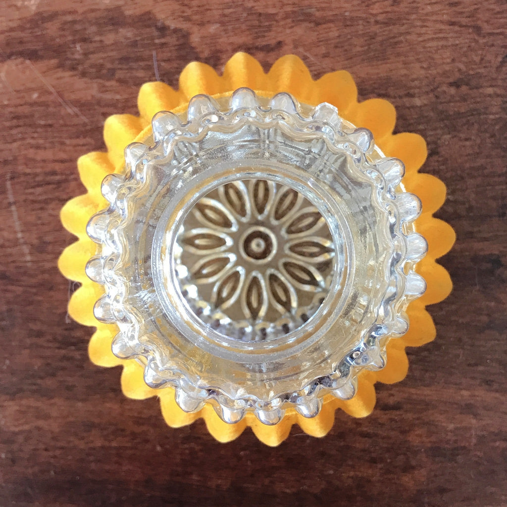 Abat jour en verre moulé entouré d'un velours plastifié jaune orange par Hello Broc brocante en ligne