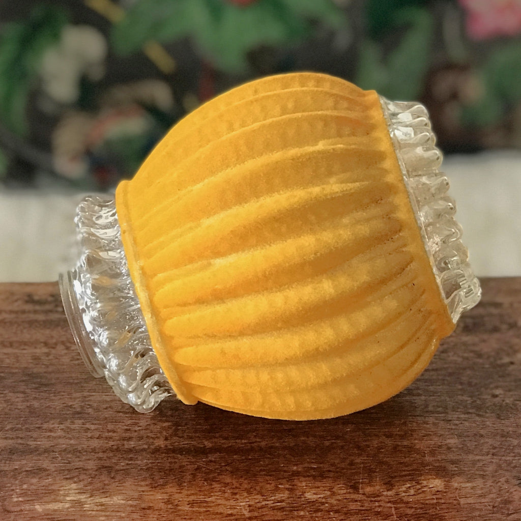 Abat jour en verre moulé entouré d'un velours plastifié jaune orange par Hello Broc brocante en ligne