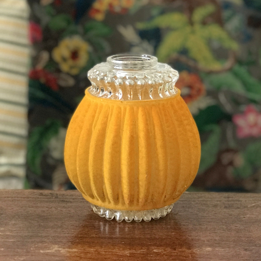 Abat jour en verre moulé entouré d'un velours plastifié jaune orange par Hello Broc brocante en ligne