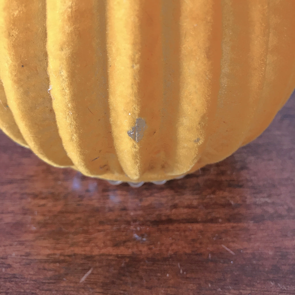 Abat jour en verre moulé entouré d'un velours plastifié jaune orange par Hello Broc brocante en ligne