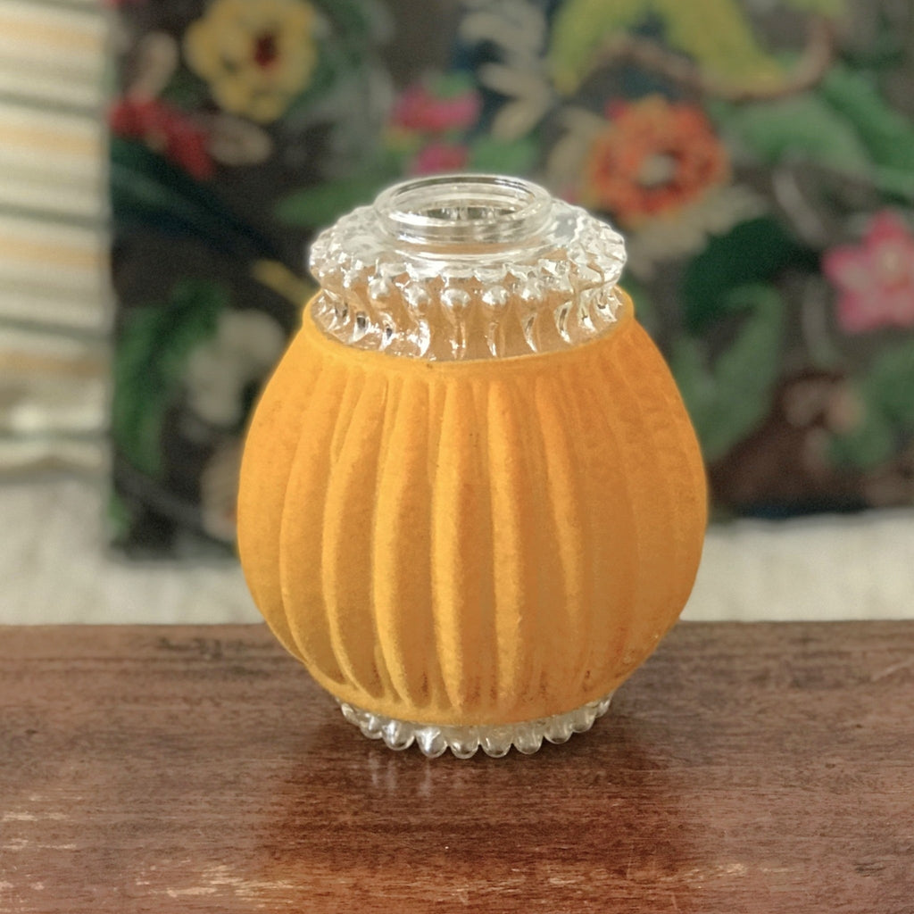 Abat jour en verre moulé entouré d'un velours plastifié jaune orange par Hello Broc brocante en ligne
