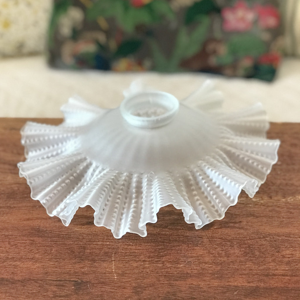 Abat-jour volanté en verre dépoli pâte de verre années 30 / 40 par Hello Broc brocante en ligne