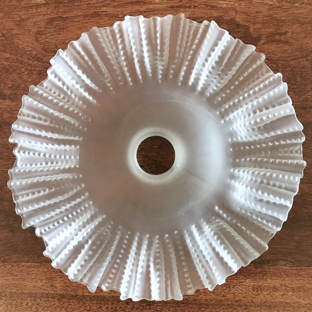 Abat-jour volanté en verre dépoli pâte de verre années 30 / 40 par Hello Broc brocante en ligne