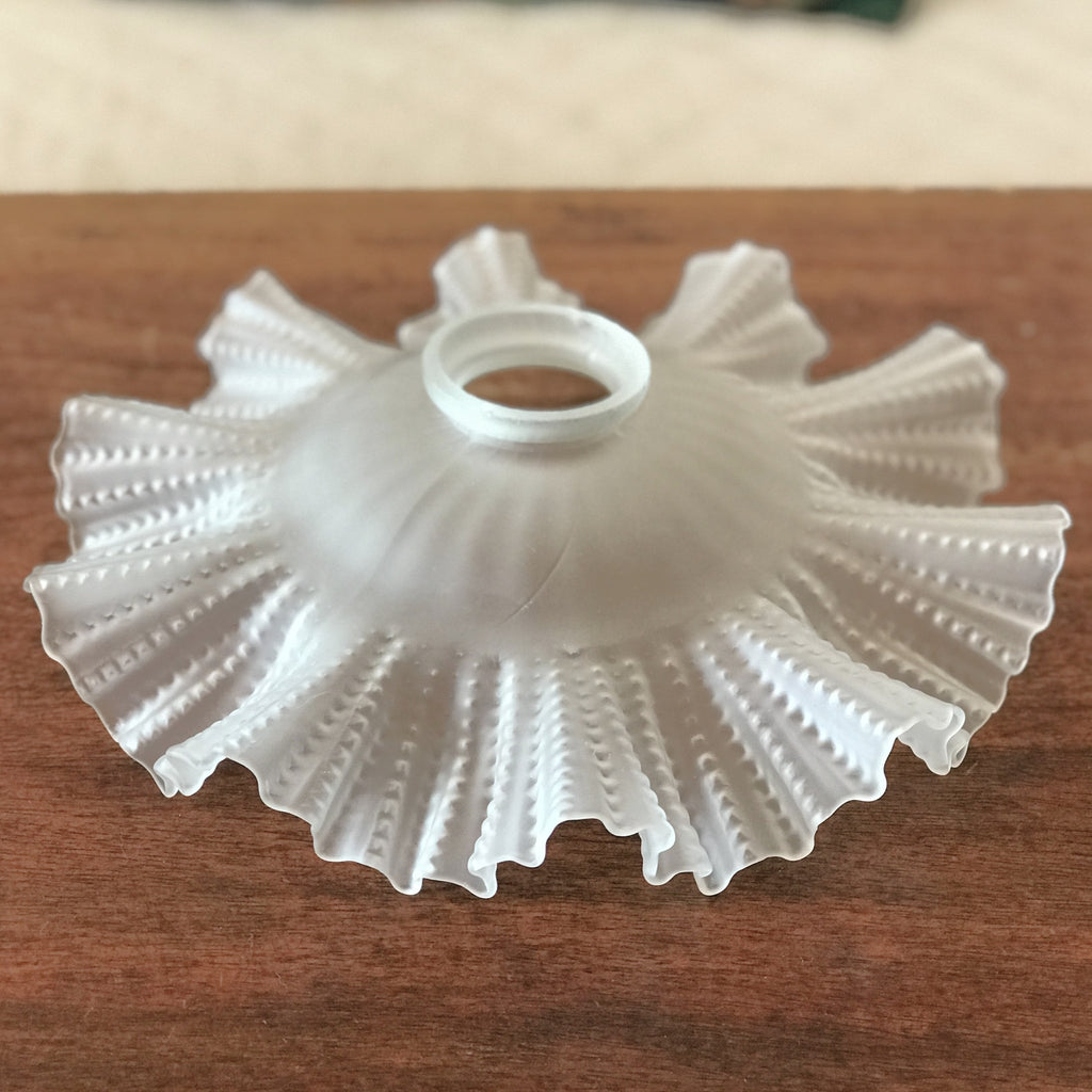 Abat-jour volanté en verre dépoli pâte de verre années 30 / 40 par Hello Broc brocante en ligne