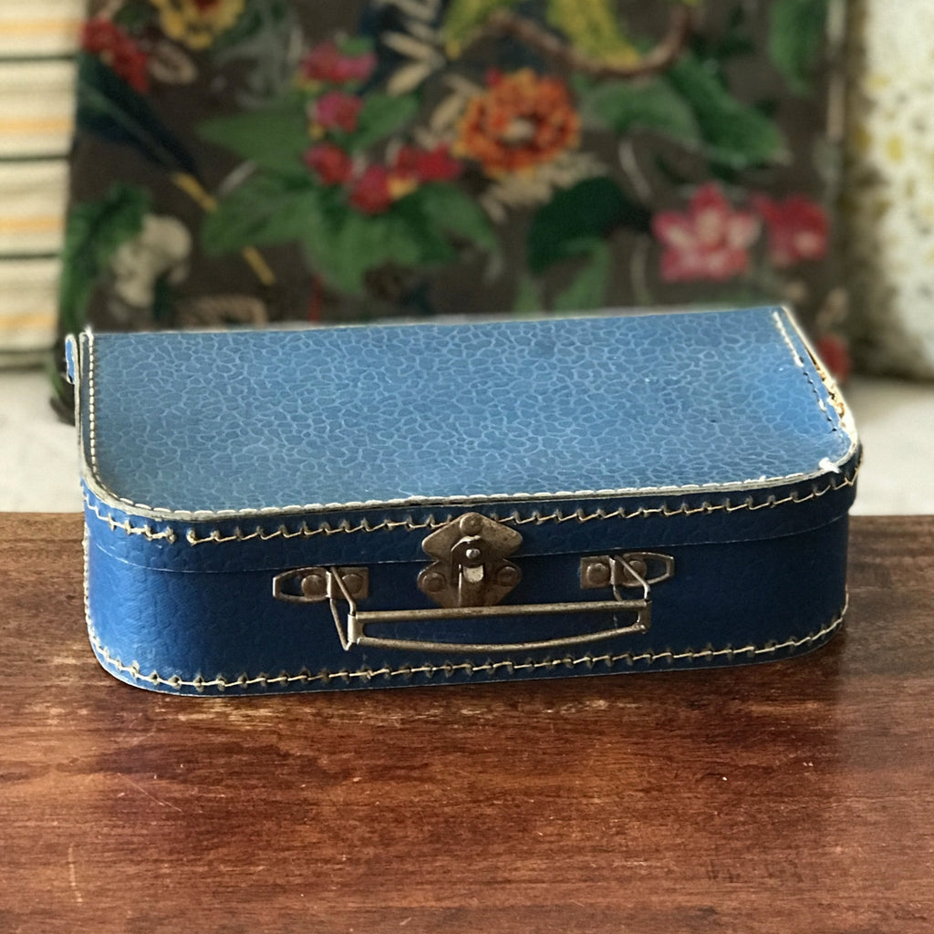 Petite valise vintage années 30 ) 50 décorative en carton bouilli bleu en moyen état 27 x 17 x 7 cm par Hello Broc brocante en ligne