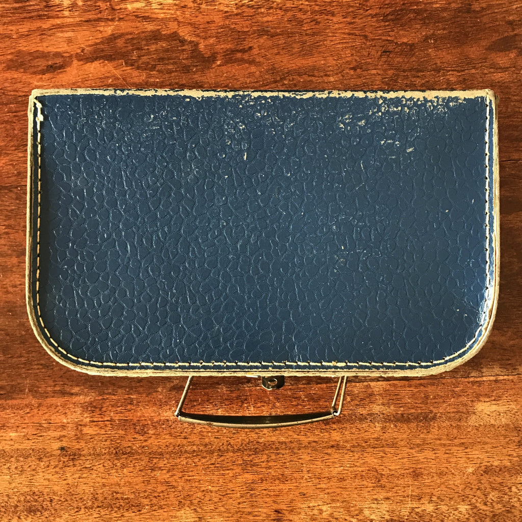 Petite valise vintage années 30 ) 50 décorative en carton bouilli bleu en moyen état 27 x 17 x 7 cm par Hello Broc brocante en ligne