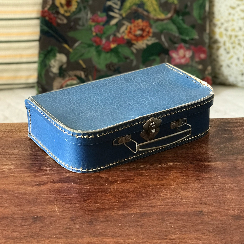 Petite valise vintage années 30 ) 50 décorative en carton bouilli bleu en moyen état 27 x 17 x 7 cm par Hello Broc brocante en ligne
