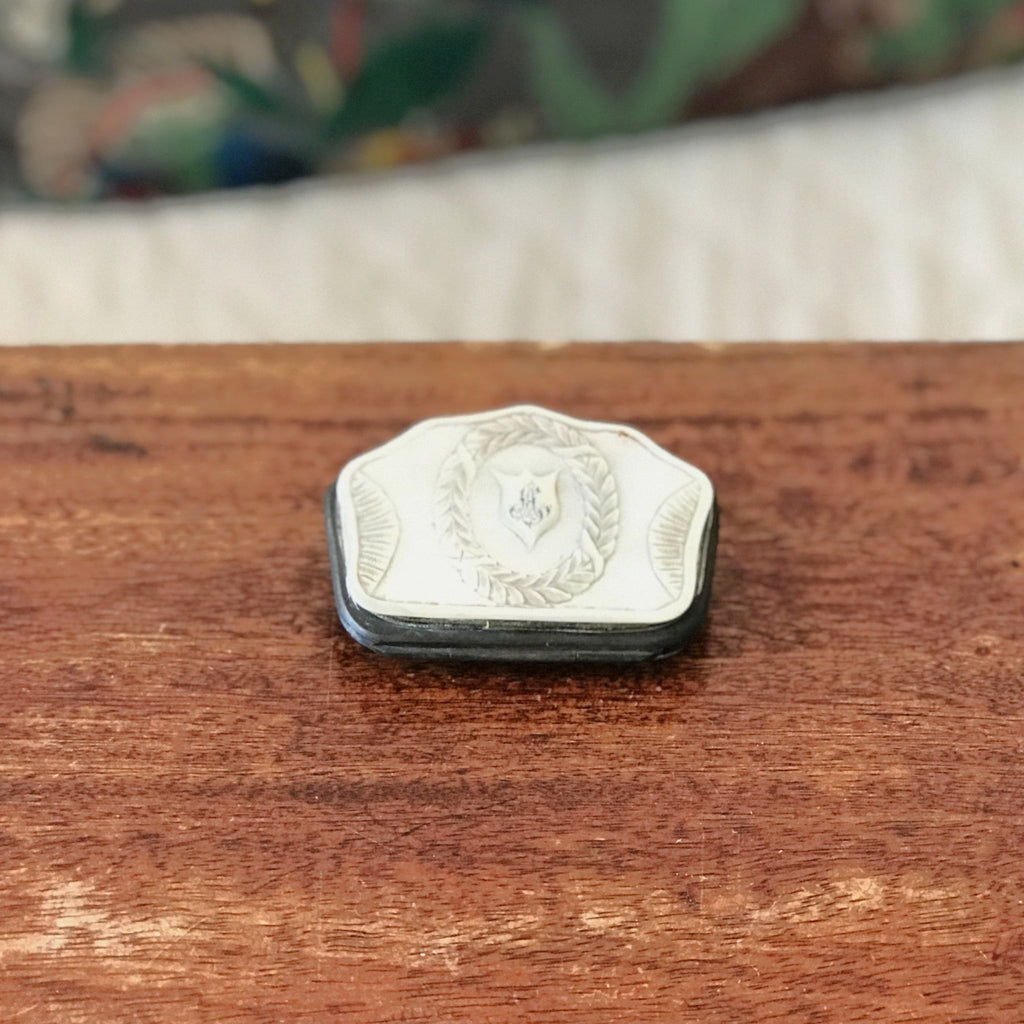 Petit porte-monnaie en nacre époque Napoléon 3 fin XIXème siècle par Hello Broc brocante en ligne