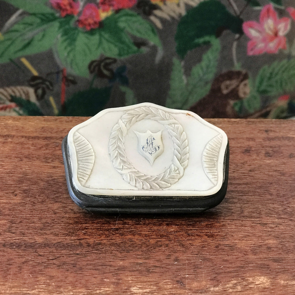 Petit porte-monnaie en nacre époque Napoléon 3 fin XIXème siècle par Hello Broc brocante en ligne