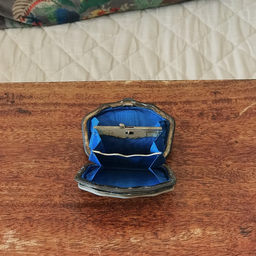 Petit porte-monnaie en nacre époque Napoléon 3 fin XIXème siècle par Hello Broc brocante en ligne