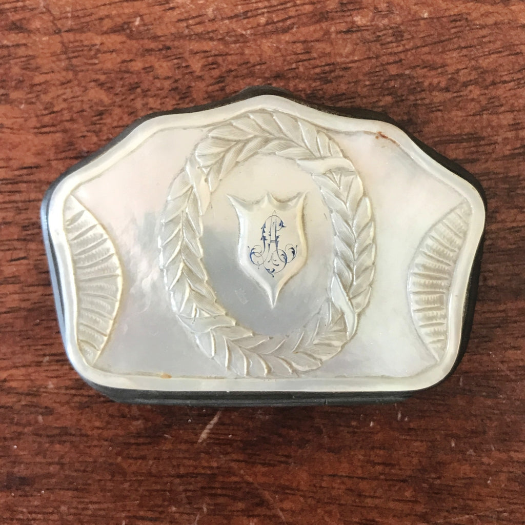 Petit porte-monnaie en nacre époque Napoléon 3 fin XIXème siècle par Hello Broc brocante en ligne