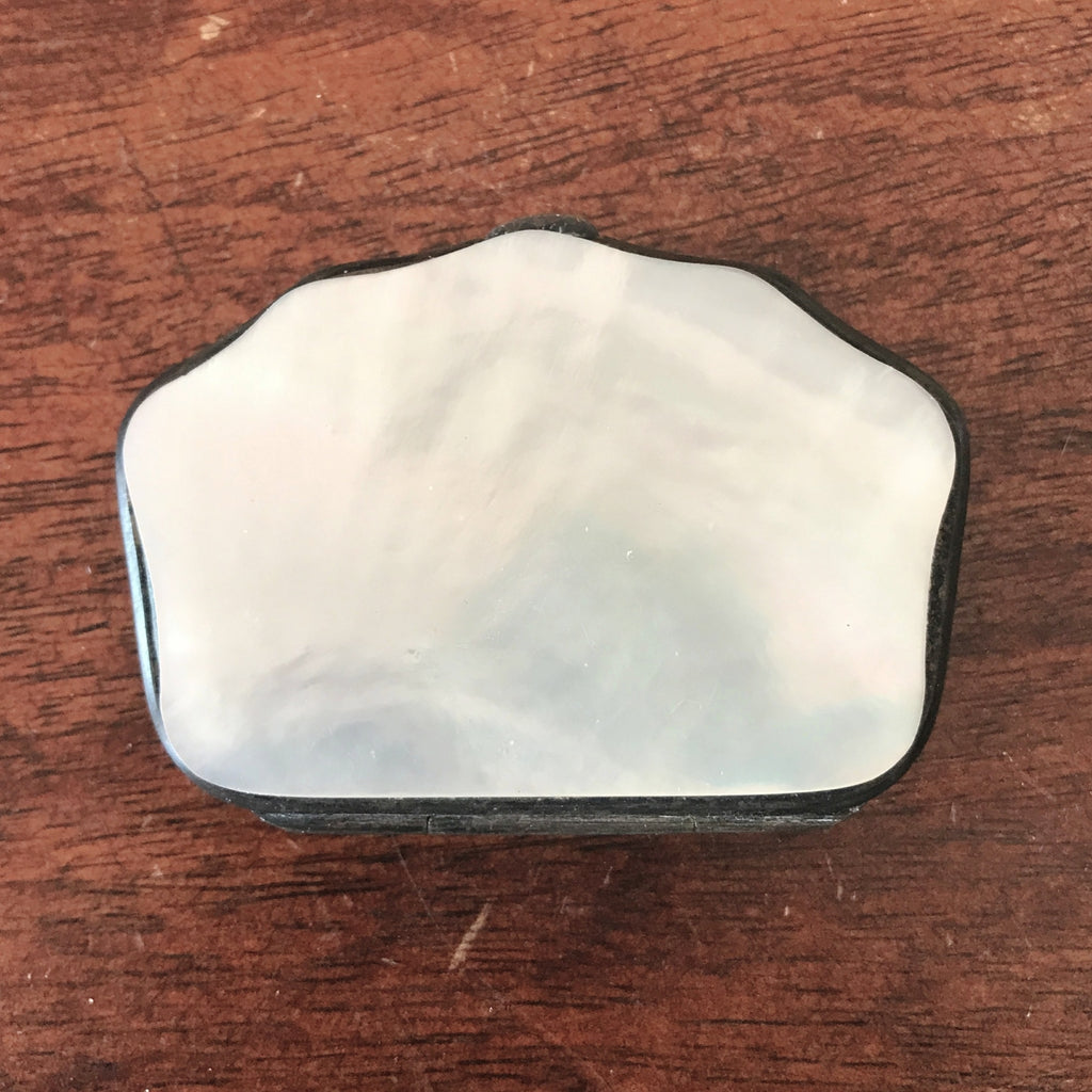Petit porte-monnaie en nacre époque Napoléon 3 fin XIXème siècle par Hello Broc brocante en ligne